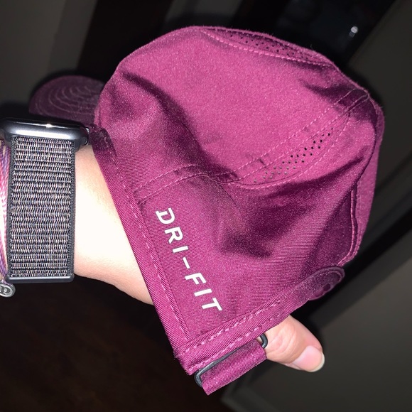 Women’s Nike Hat - Picture 2 of 3